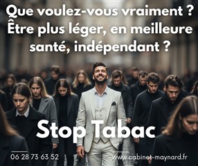 photo d'un homme au milieu d'une foule de pietons, il est habillé en blanc, non fumeur, arret tabac